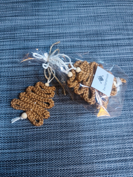 Gehäkelter Tannenbaum-Anhänger in Braun mit Holzperlen – handmade Weihnachtsdeko