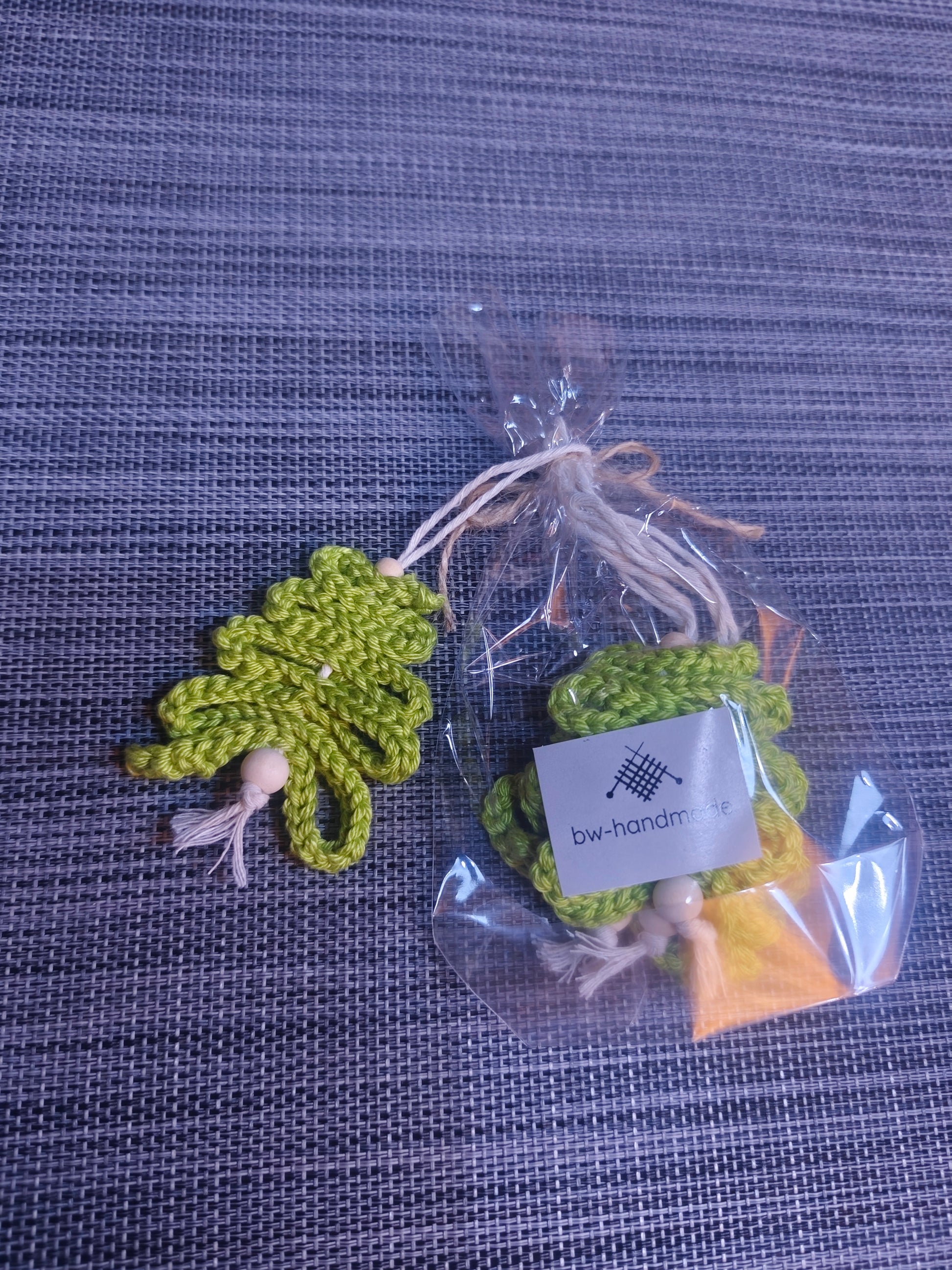 Gehäkelter Tannenbaum-Anhänger in Grün mit Holzperlen – handmade von bw-handmade