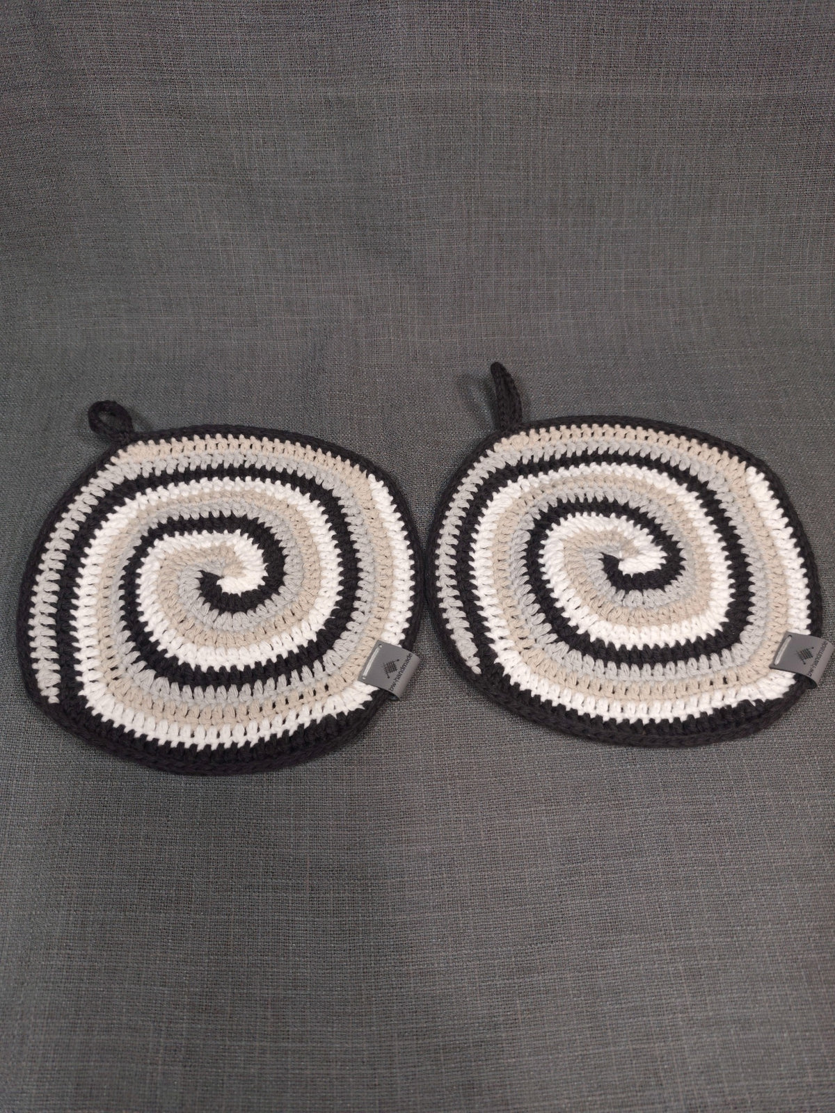 Handgehäkeltes Topflappen 2er-Set mit Spiralmuster in Weiß, Beige, Grau und Schwarz