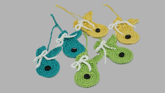 Gehäkelte Hasen-Anhänger in Türkis, Grün und Gelb, Set von 6 Stück, 100 % Baumwolle, handgefertigte Dekoration für Ostern und Frühlingsfest.